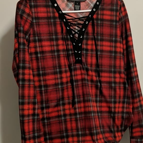 3/$20 🌸 Plaid Long Sleeve - Picture 1 of 4